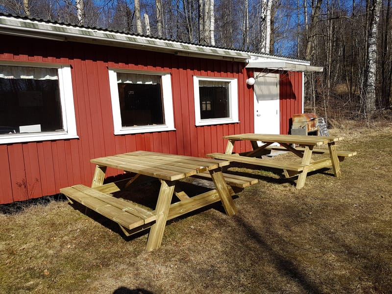 Klubbstugan på Idala med bänkar framför